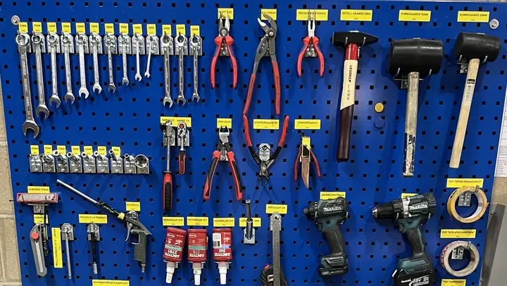 Standard photo of the workstation: shadow board with labelled tools