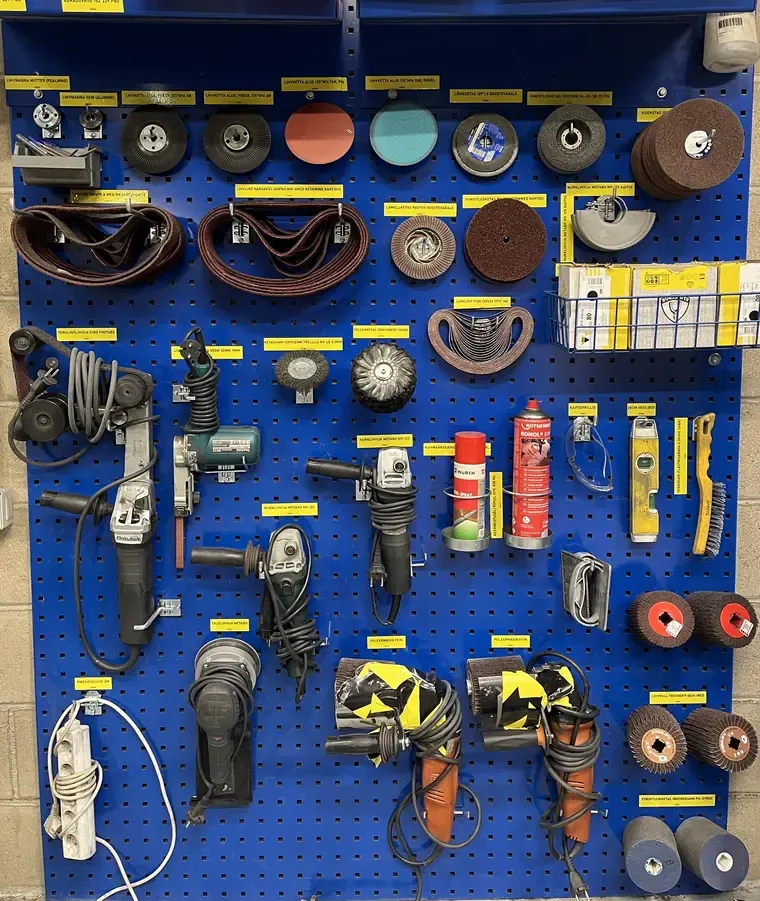Grinding discs and consumables labelled with name and size